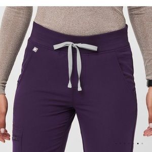 Figs. Zamora jogger. Size large. Regular rise and length.